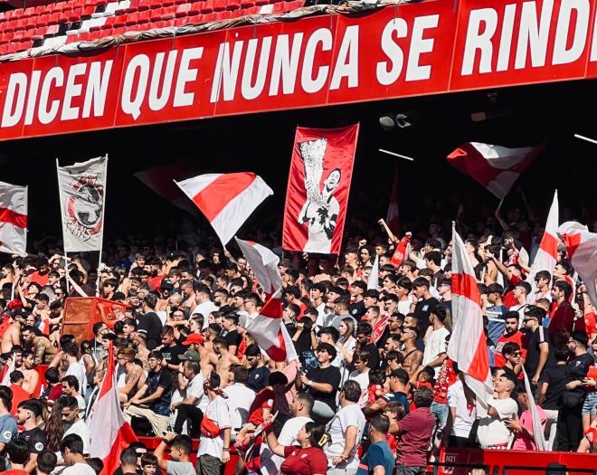 Imagen de la grada de Gol Norte en el entrenamiento previo al derbi (Foto: Pepe Jiménez).