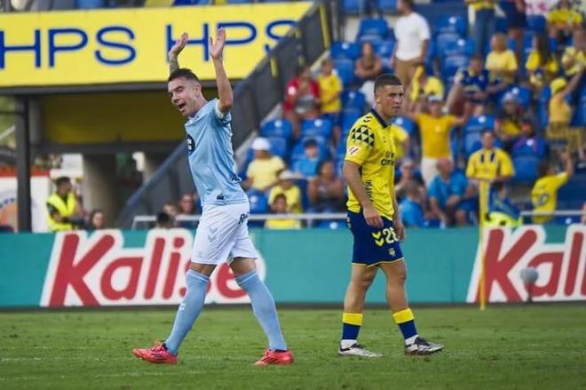 Iago Aspas protesta tras su expulsión en Las Palmas (Foto: EFE).