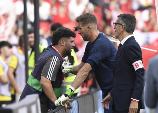 Adrián San Miguel y la grada del Sánchez-Pizjuán (Foto: Kiko Hurtado)