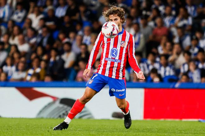 Griezmann intenta controlar un balón en el Real Sociedad-Atlético (FOTO: EFE).