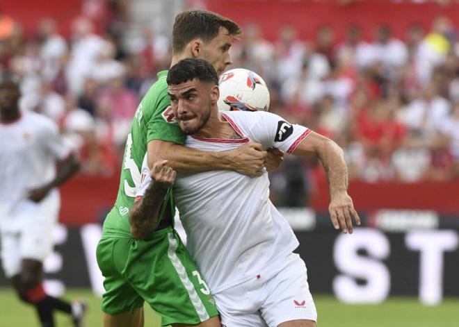 Diego Llorente, en un lance con Isaac Romero (Foto: Kiko Hurtado)