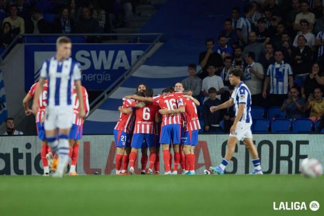 El Atlético celebra el gol de Julián Álvarez en el Reale Arena (Foto: LaLiga).