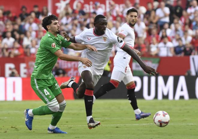 Nianzu ante Johny Cardoso en el último derbi (foto: Kiko Hurtado).