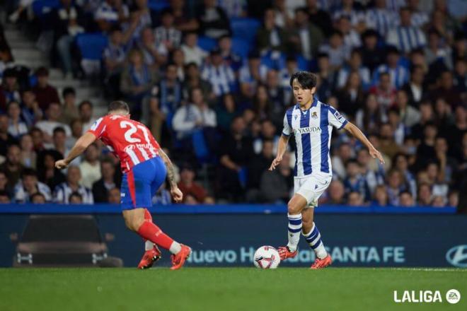 Take Kubo conduce el balón ante Javi Galán en el Real Sociedad-Atlético (Foto: LaLiga).