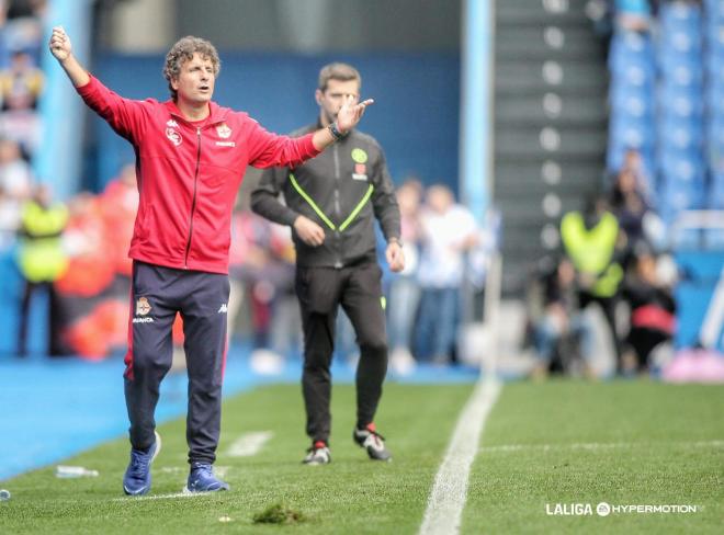 Idiakez da instrucciones en el Dépor - Málaga (Foto: LALIGA).