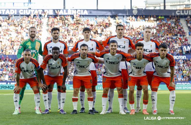 Once inicial del Real Oviedo en el Ciutat de Valencia (Foto: LALIGA).