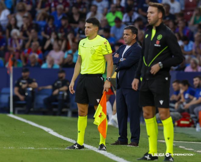 Javi Calleja, pensativo durante el Levante - Oviedo (Foto: LALIGA).