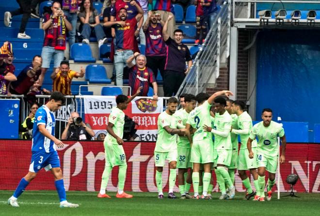 Los jugadores del Barça celebran uno de los goles de Lewandowski (FOTO: EFE).