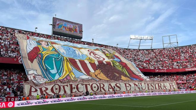 El tifo del Sánchez-Pizjuán en el derbi (Foto: Kiko Hurtado).