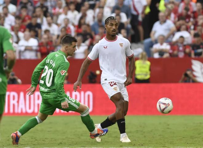 Loïc Badé ante Giovani Lo Celso (foto: Kiko Hurtado).