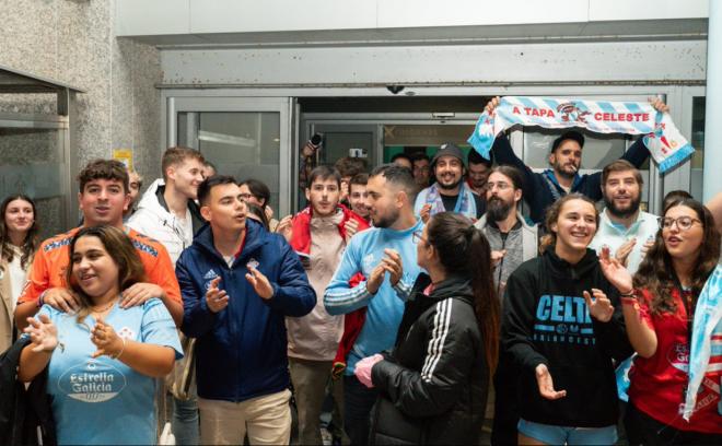 Algunos aficionados del Celta reciben al equipo en Peinador (Foto: RC Celta).