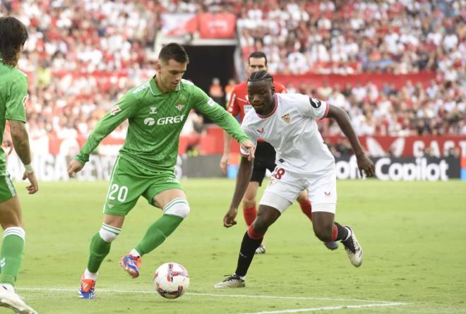 Lo Celso, ante Agoumé, en el derbi (Foto: Kiko Hurtado).