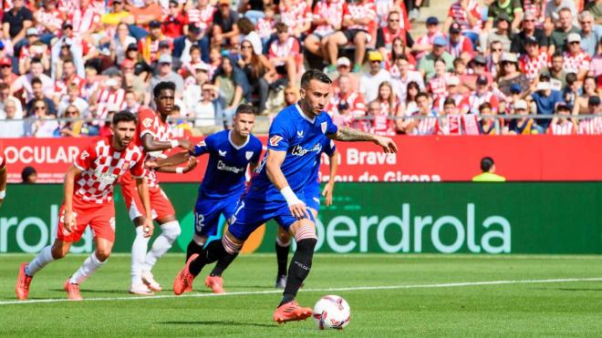 Alex Berenguer lanza el primer penalti fallado ante el Girona en Montilivi (Foto: Athletic Club).