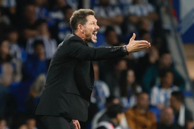 Simeone da indicaciones a sus jugadores en el Real Sociedad-Atlético (FOTO: EFE).