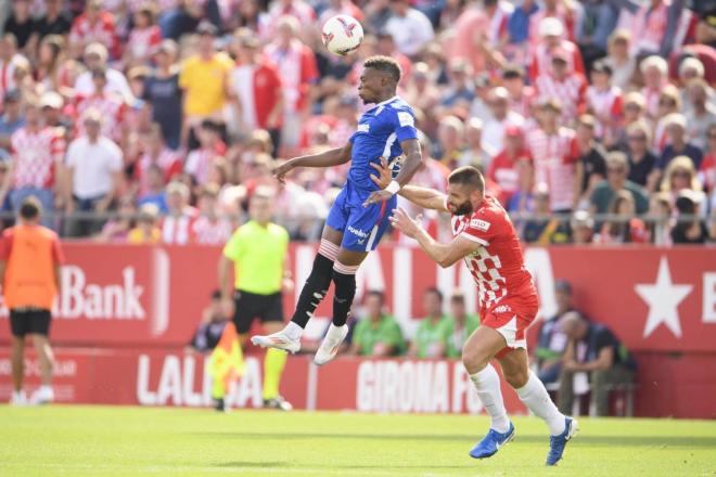 Salto de Álvaro Djaló ante el Girona en Montilivi (Foto: Athletic Club).