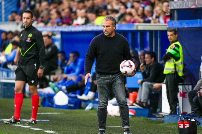 Hansi Flick, en la banda durante el Alavés-Barcelona (FOTO: EFE).