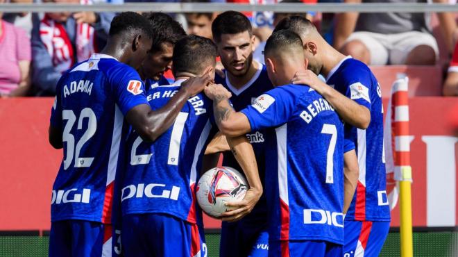 Piña del equipo bilbaíno ante el Girona en Montilivi (Foto: Athletic Club).