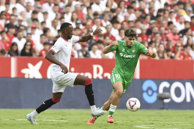 Abde conduce la pelota ante Dodi Lukebakio (foto: Kiko Hurtado).