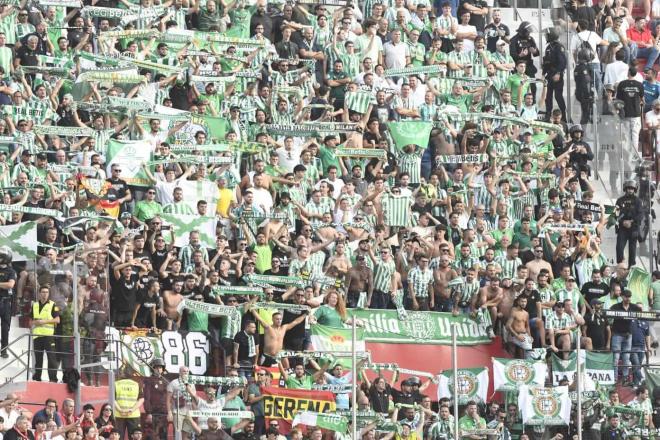 Aficionados del Real Betis en el Ramón Sánchez-Pizjuán (foto: Kiko Hurtado).