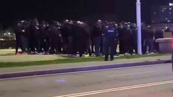 Varios ultras del Málaga cerca de Riazor (Foto: Cuenta 'x')