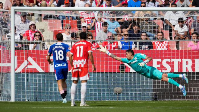 Álex Padilla saca una mano durante el partido ante el Girona (Foto: LALIGA)