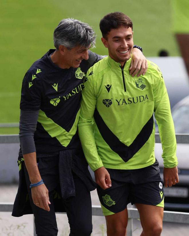 Imanol Alguacil y Martin Zubimendi se dirigen hacia el entrenamiento en las instalaciones de Zubiet