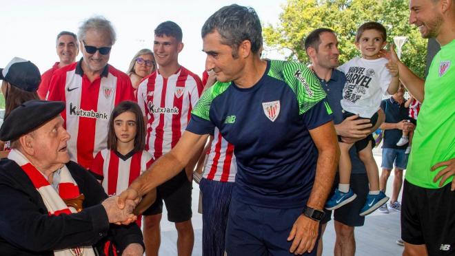 Ernesto Valverde saluda al socio Nº3 del Athletic Club Justo Izagirre.