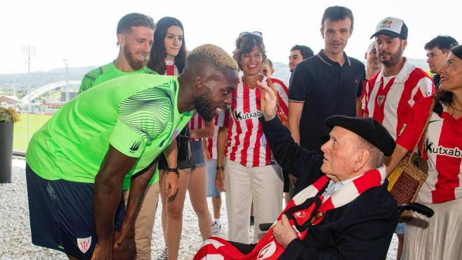 Iñaki Williams saluda al Socio Nª3 del Athletic Club Justo Izagirre.