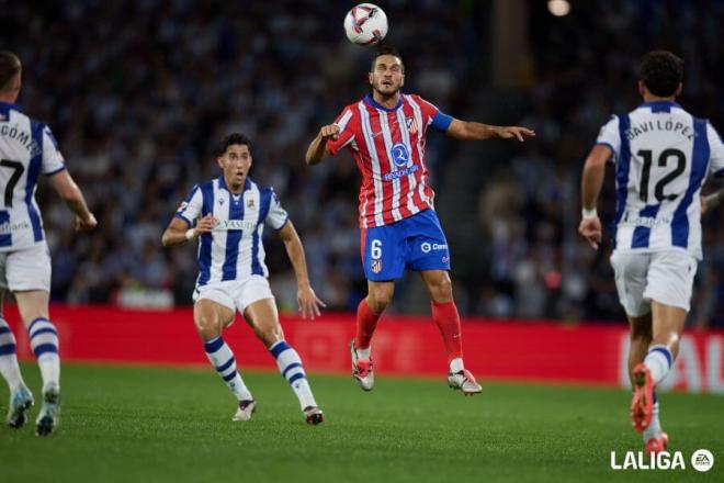 Aguerd y Javi López miran como Koke controla