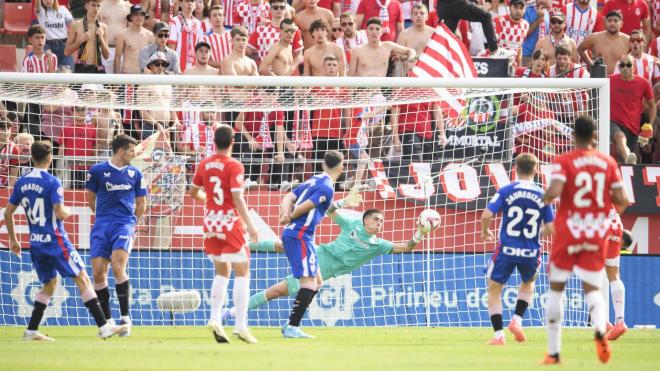 Paradón del guardameta  Alex Padilla ante el Girona FC en Montilivi (Foto: Athletic Club).