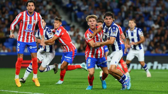 Pablo Barrios, en una jugada del Real Sociedad-Atlético de Madrid (FOTO: Cordón Press).