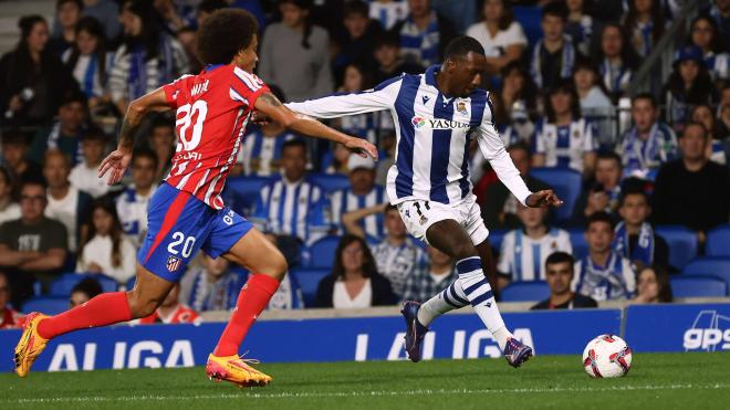 Witsel pelea un balón con Becker en el Real Sociedad-Atlético (FOTO: Cordón Press).