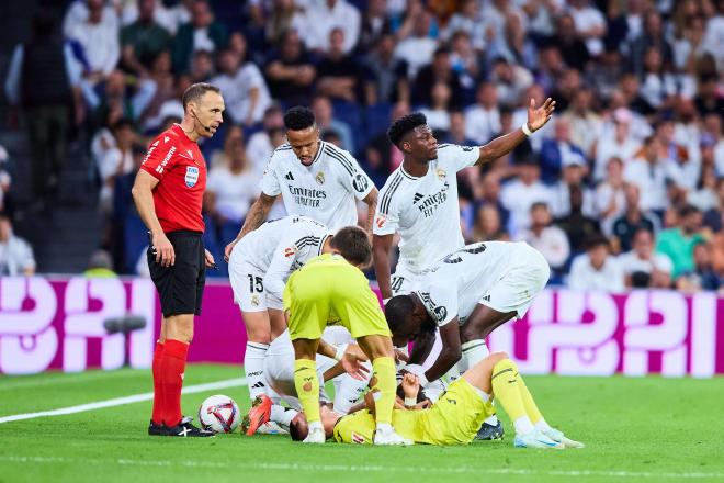 Los jugadores del Real Madrid piden la camilla para Carvajal (Foto: Cordon Press)