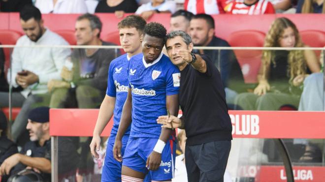 Ernesto Valverde da instrucciones a Djaló en Montilivi (Foto: Athletic Club).