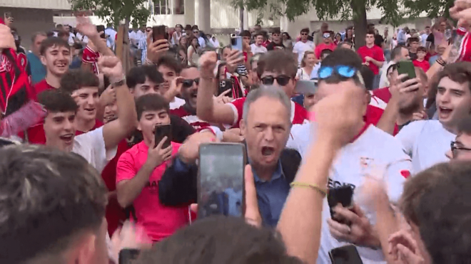 Joaquín Caparrós, como un aficionado más antes del derbi (Fuente: ElDesmarque)