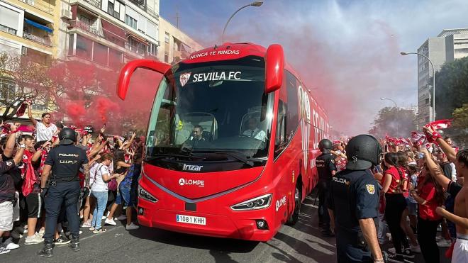 Llegada del autobús del Sevilla (Foto: Kiko Hurtado).