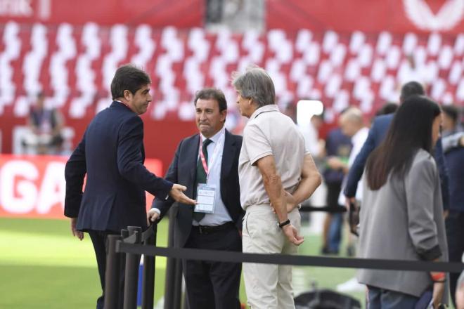 Haro, López Catalán y Manuel Pellegrini, sobre el césped del Sánchez-Pizjuán (Foto: Kiko Hurtado).