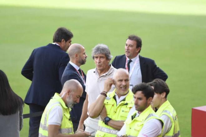 Haro, Catalán y Pellegrini, en el Gol Sur del Sánchez-Pizjuán (Foto: Kiko Hurtado).