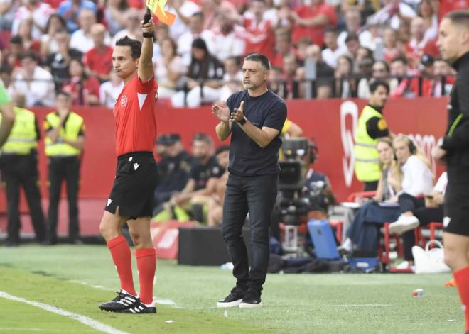 García Pimienta, en el derbi ante el Betis (Foto: Kiko Hurtado).