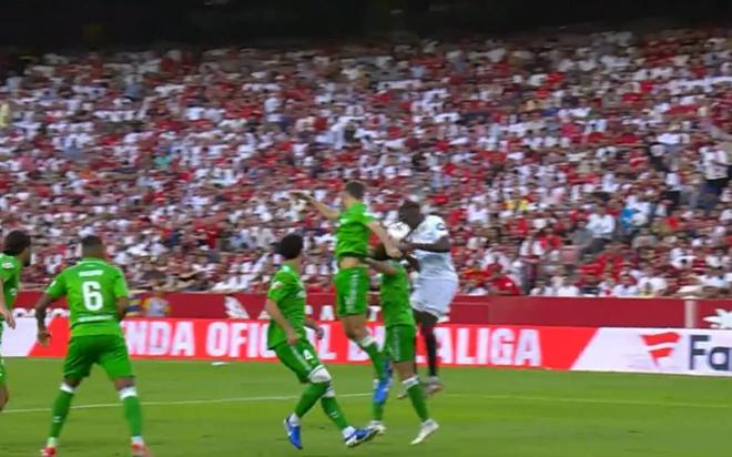 El penalti señalado a Diego Llorente ante el Sevilla.