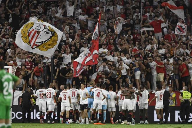 Celebración del Sevilla tras ganar el derbi (Foto: Kiko Hurtado).