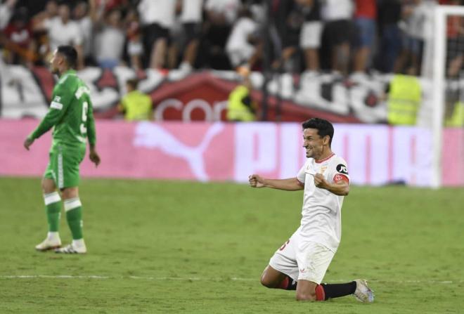 Jesús Navas, celebrando el triunfo ante el Betis (Foto: Kiko Hurtado).