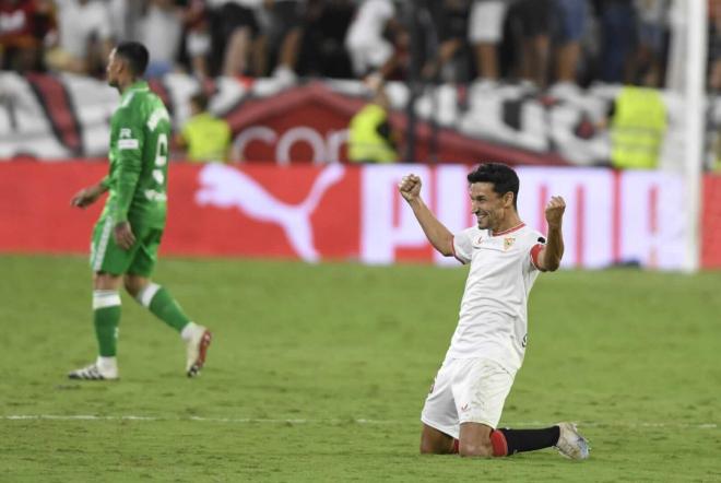 Jesús Navas celebra la victoria sevillista en el derbi (Foto: Kiko Hurtado).