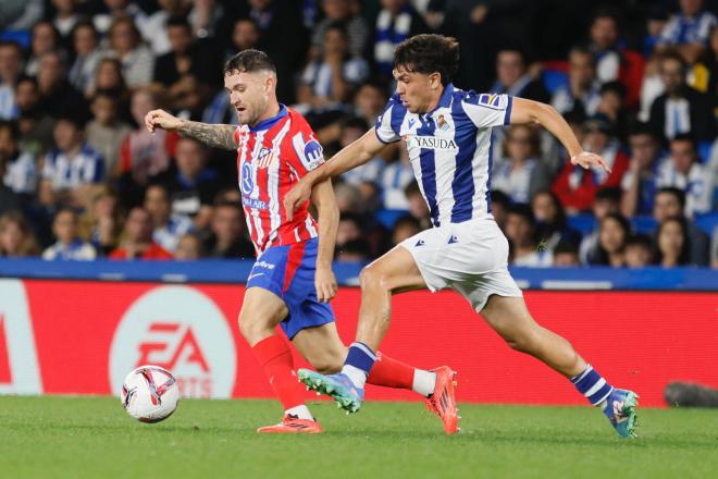 Javi Galán pelea un balón con Zubimendi (FOTO: EFE).