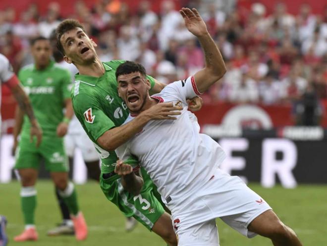 Diego Llorente, ante el Sevilla (Foto: Kiko Hurtado). 