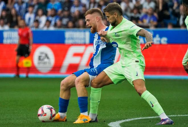 Iñigo Martínez y Carlos Vicente peleando un balón en el Alavés-Barça (Foto: EFE).