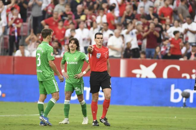 Diego Llorente, protestando el penalti señalado (Foto: Kiko Hurtado).