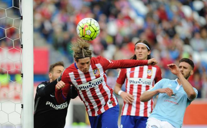 Filipe Luis y Fernando Torres, en un Atlético - Celta (Foto: Cordon Press)