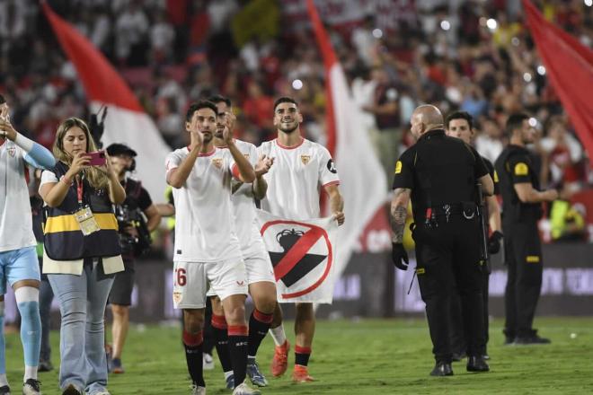 Isaac Romero con la bandera en la celebración (foto: Kiko Hurtado).