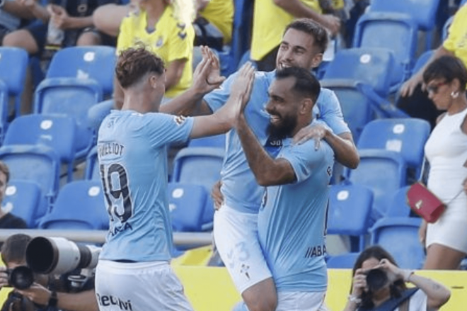 Borja Iglesias celebra su gol ante Las Palmas con Swedberg y Mingueza (Foto: LaLiga).